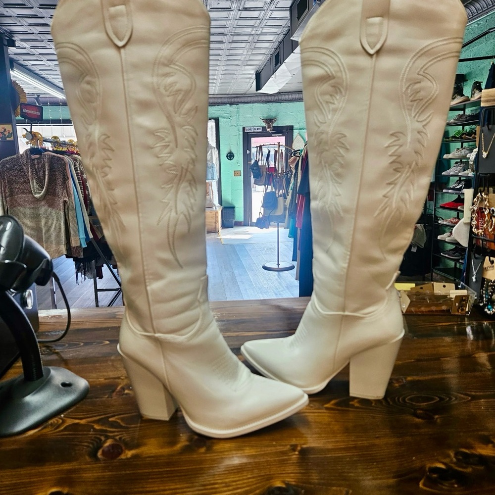 Isnom Women's White Knee-High Western Boots - Fashion Block Heel